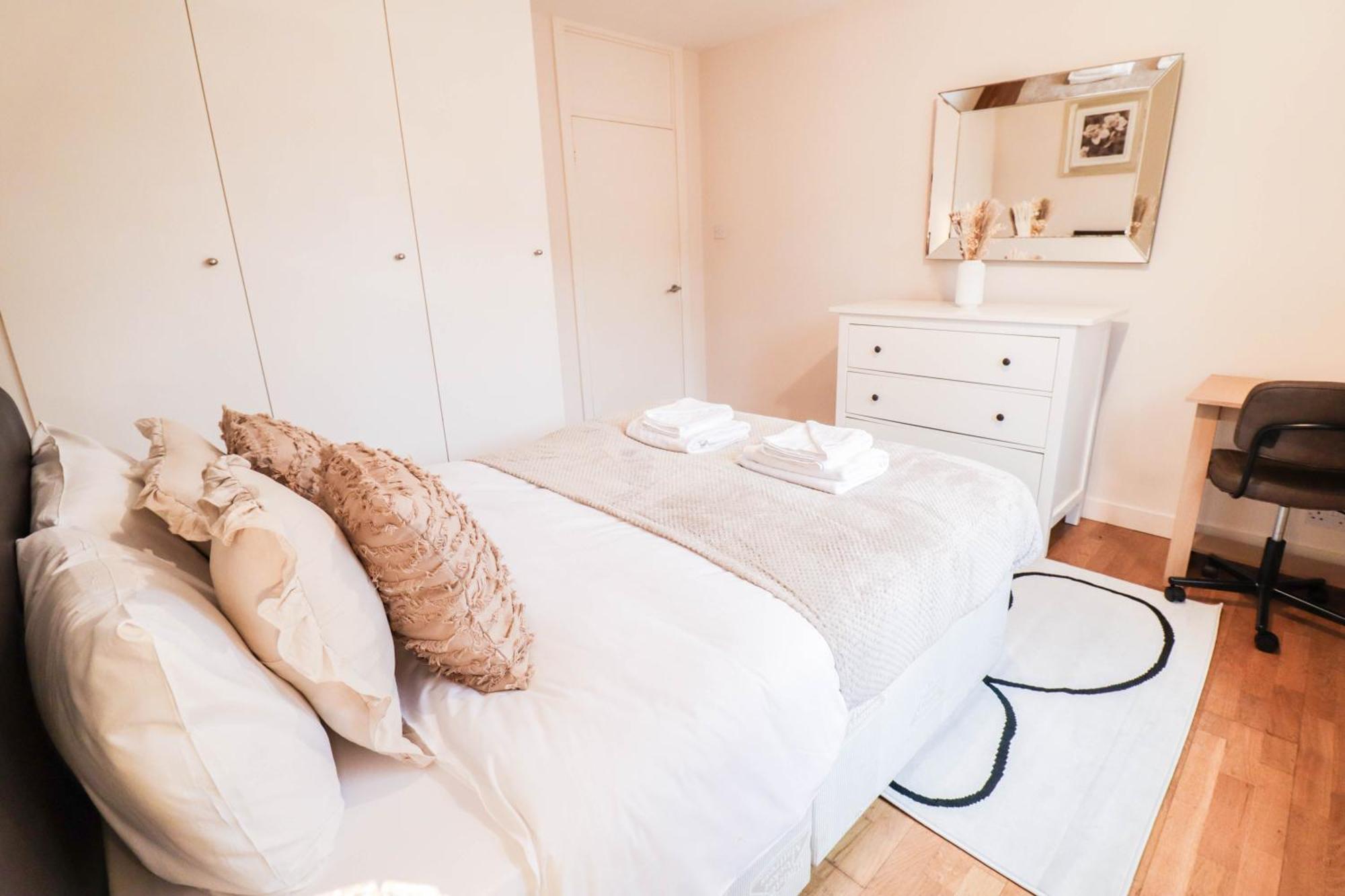 Bright And Well-kept 2 Bed Flat! Russell Square Appartamento