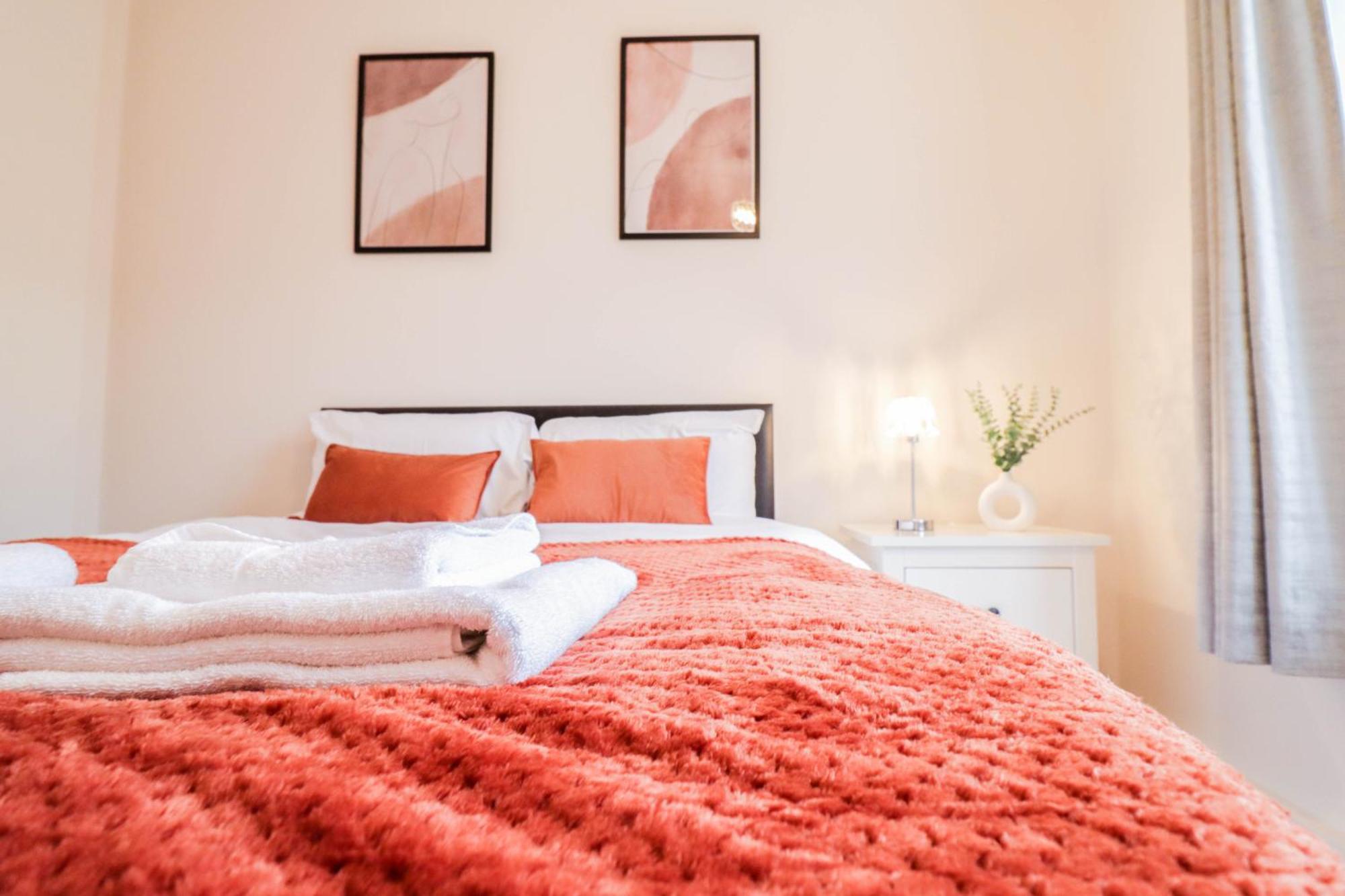 Bright And Well-kept 2 Bed Flat! Russell Square Londra