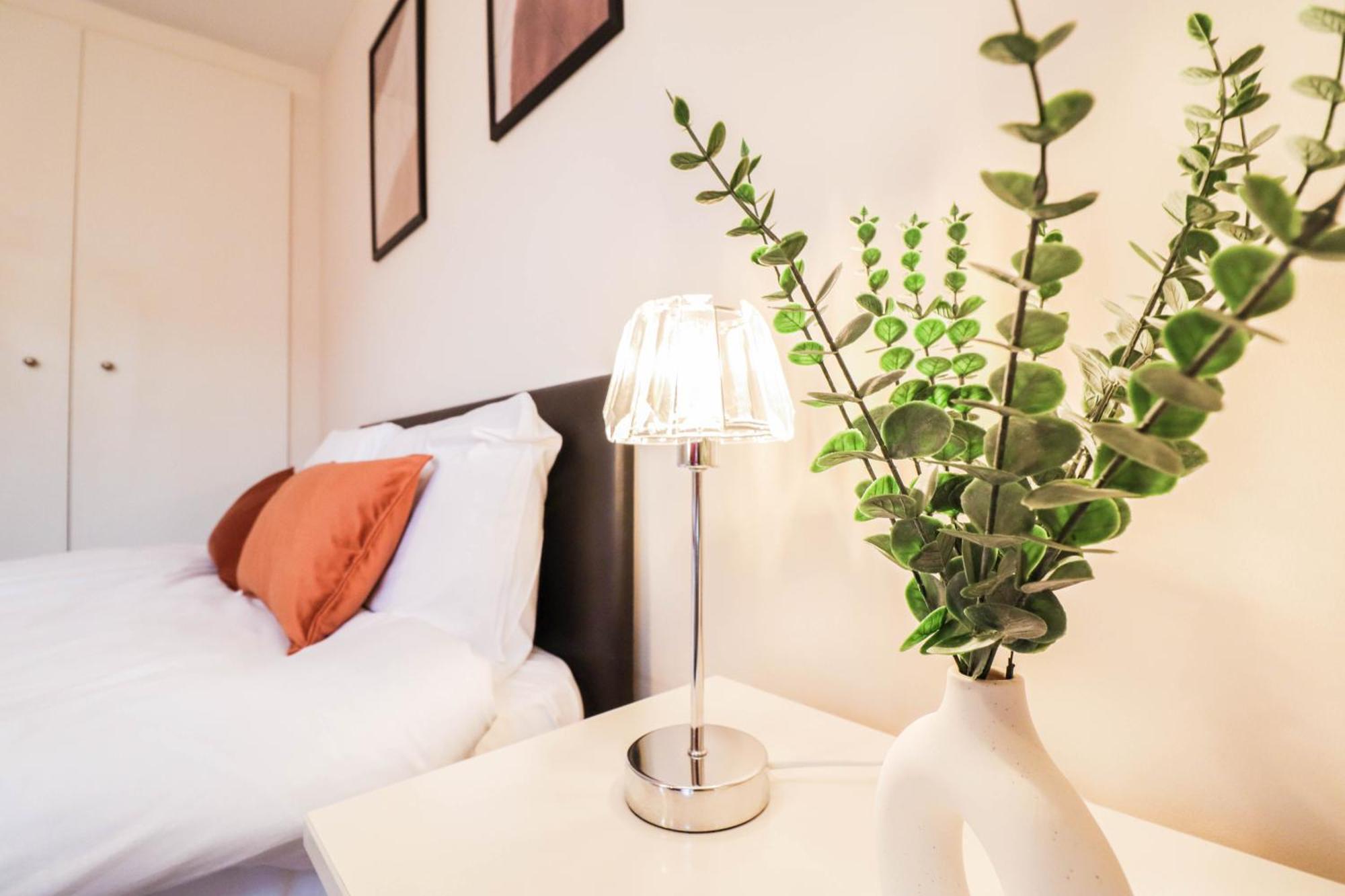 Bright And Well-kept 2 Bed Flat! Russell Square Appartamento